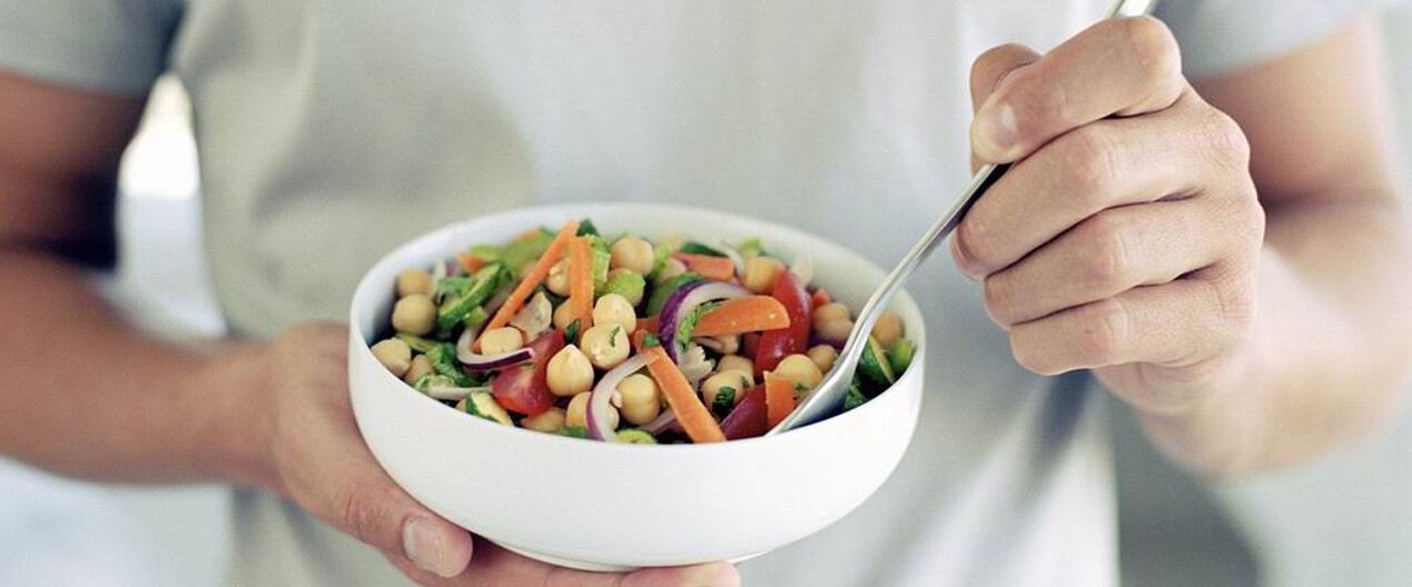 Տղամարդն ուտում է ուտելիքներ, որոնք օգտակար են պոտենցիայի համար